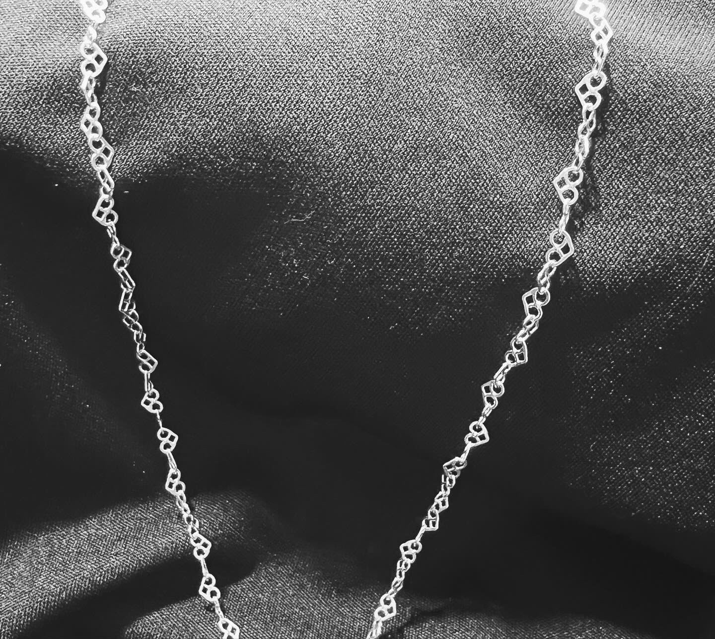 Connected Hearts Chain (Tri)
