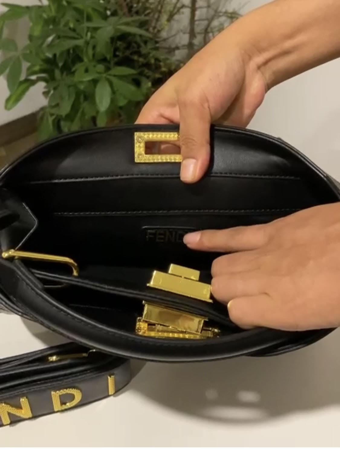 Peekaboo ISeeU bag