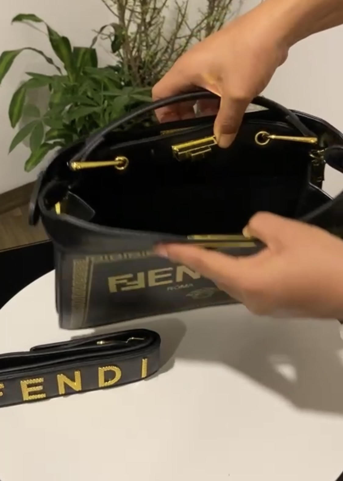 Peekaboo ISeeU bag